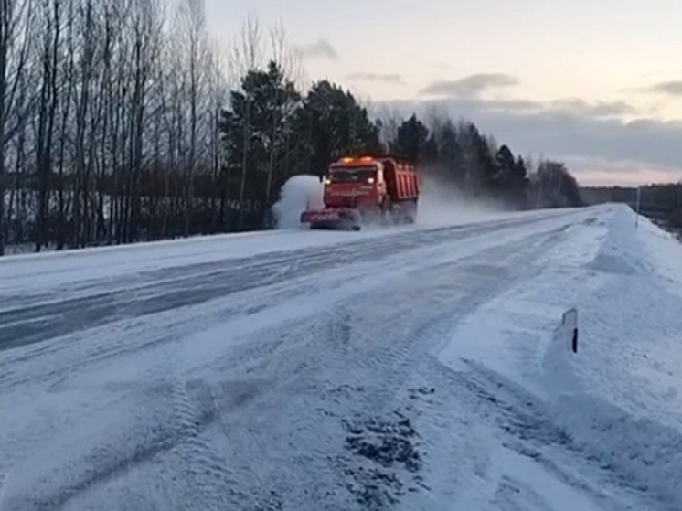 357 единиц спецтехники чистят дороги Свердловской области