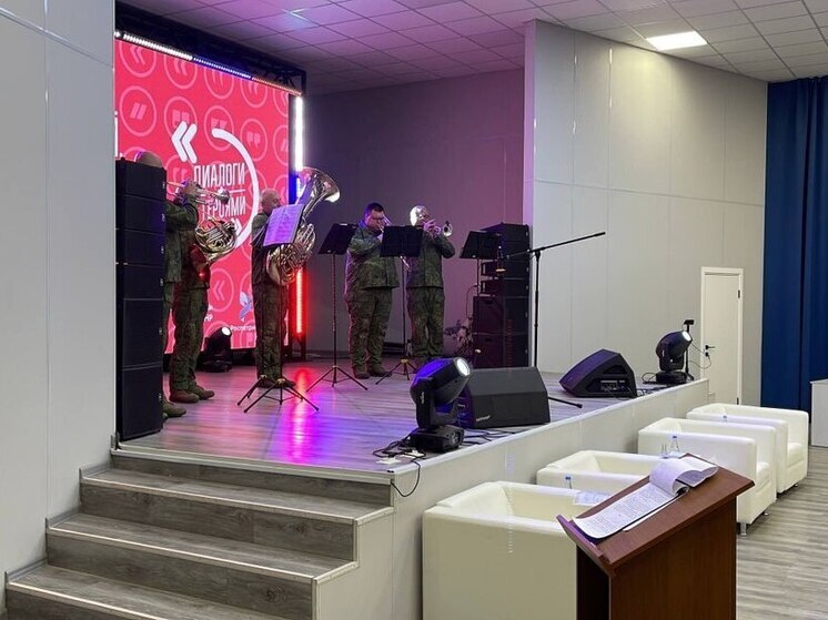Военный оркестр выступил в рамках Всероссийского проекта "Диалоги с героями" в ЛНР
