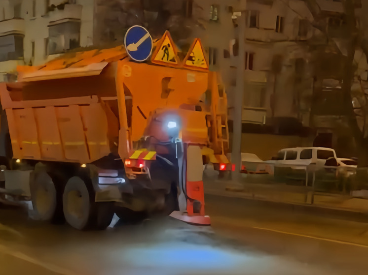 В Краснодаре обработали дороги от гололёда