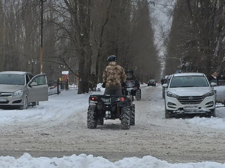 В Саратове двое подростков на квадроцикле врезались в забор
