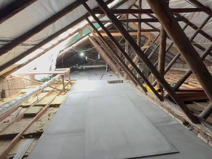 Архангельская область завершает ремонт крыши многоэтажки в Мелитополе