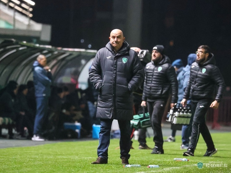 В «Динамо» не определён главный тренер: руководство, по сообщениям СМИ, разделилось между кандидатурами Ролана Гусева и Станислава Черчесова; возможен выход на рассмотрение третьей фигуры — Владимира Федотова. После отставки Валерия Карпина 16 ноября 2025 года и.о. вновь стал Гусев, под руководством которого команда провела три матча в РПЛ (1 победа, 1 ничья, 1 поражение) и вышла в полуфинал Кубка России.