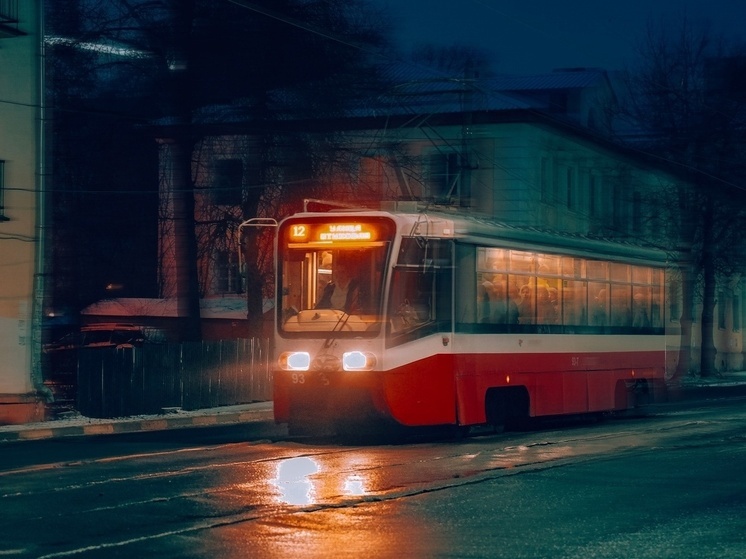 В центре Тулы автомобиль врезался в трамвай на Советской