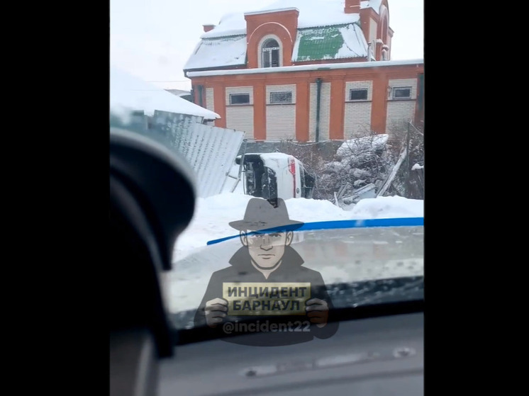 В Барнауле автомобилист протаранил забор и скрылся с места ДТП