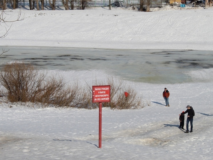 Мужчина провалился под лед и утонул на реке Ягорбе в Череповце