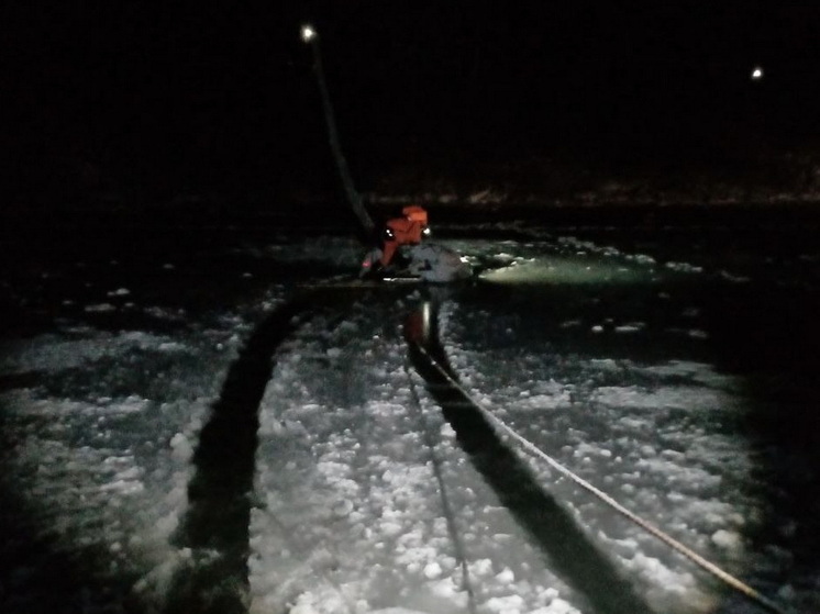 В Сернурском района автомашина провалилась под лед, водителя успели спасти