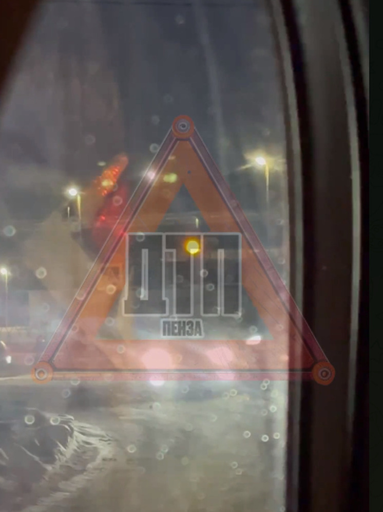 Жители Пензенского района вынуждены стоять в пробках из-за мигающего светофора