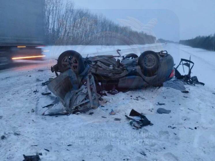 При обгоне на трассе в Татарстане погиб в аварии водитель «Лады»