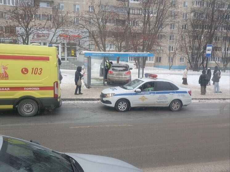 На Гузовского кроссовер Hyundai въехал в остановку