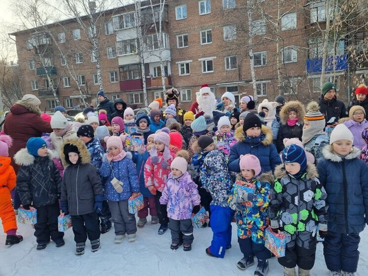 Депутаты думы Иркутска Максим Булдаков и Александр Друзенко начали новогодние праздники в округах