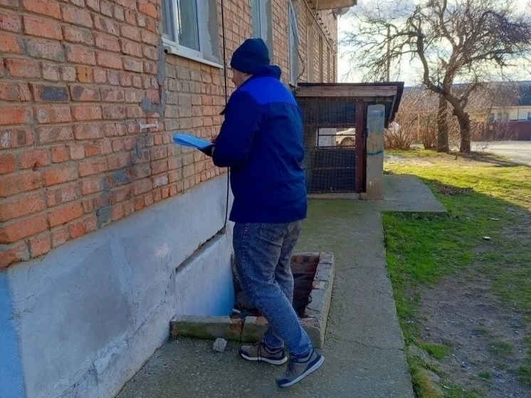 Эксперт осмотрел трещины в доме на Морской в Цимлянске