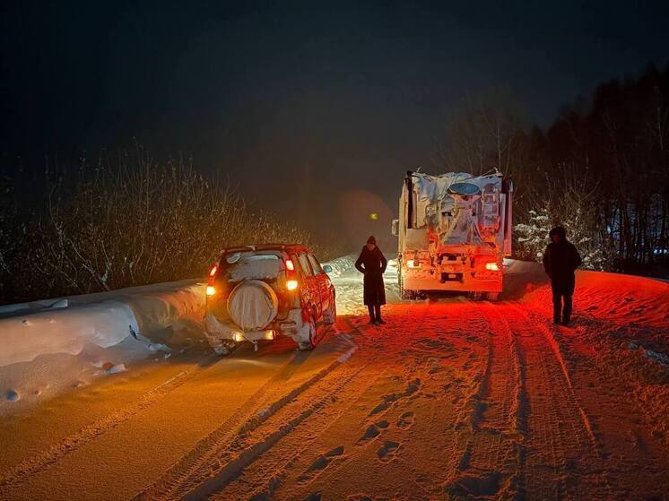 Алтайские дорожники помогли автомобилистам, застрявшим на заснеженных трассах