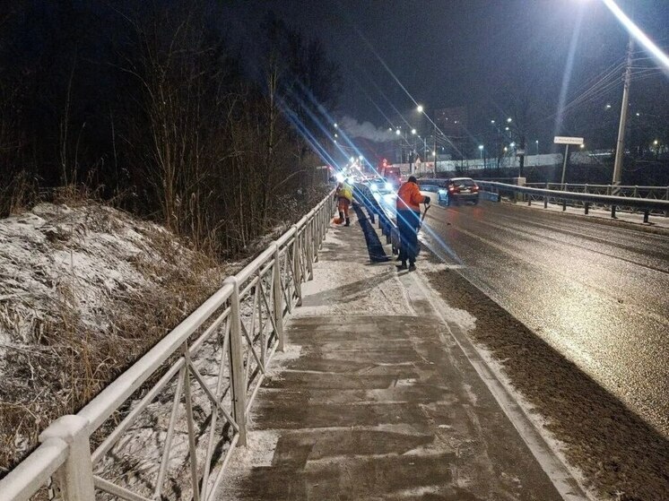 Более тысячи дорожников вышли убирать Петербург после снегопада