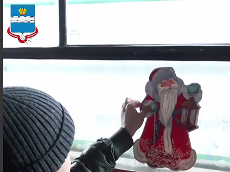 Юные калужане украсили троллейбус к Новому году