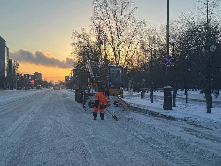Тюмень мобилизовала силы на уборку снега: задействованы сотни рабочих и единиц техники