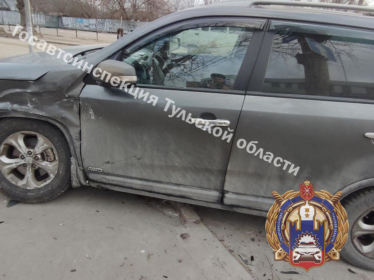 Два человека пострадали в аварии на Колетвинова в Туле