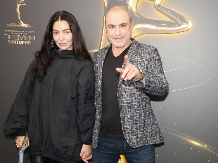 Певец Михаил Турецкий устроил скандал в аэропорту из-за картины