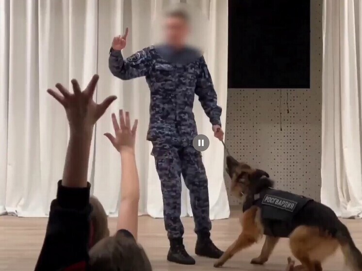 К детям Калининграда выехал Дед Мороз от мира спецназа