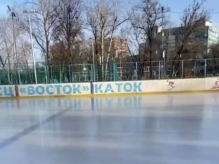 В Курске заработал открытый каток «Восток» на улице Союзной