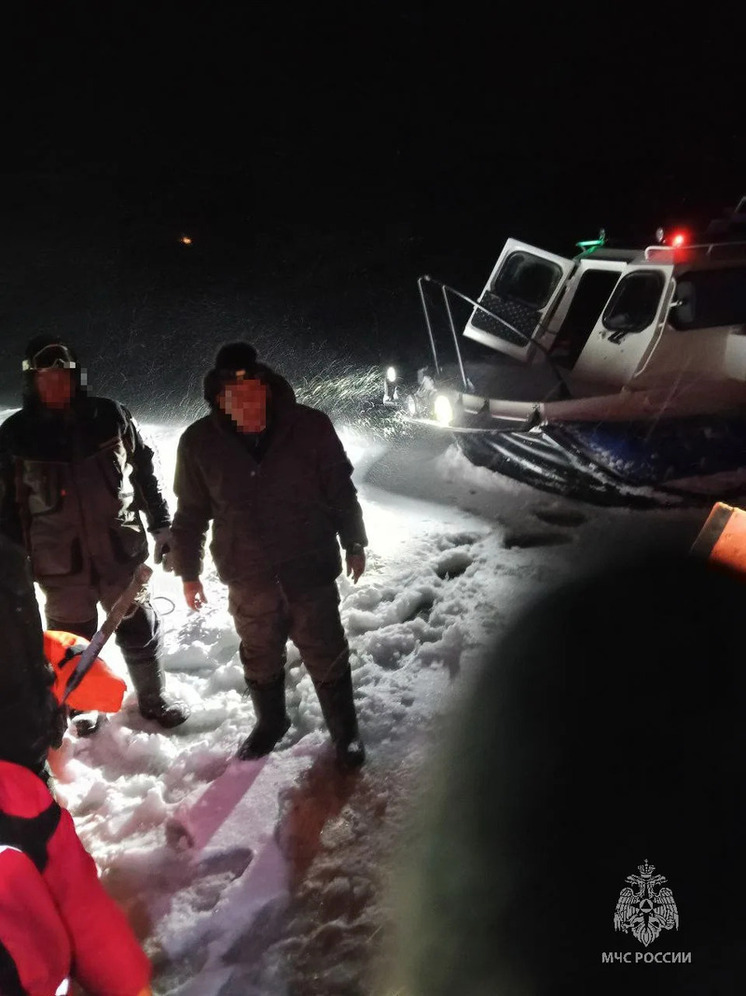 В Татарстане сотрудники МЧС спасли шесть рыбаков, которые оказались в ловушке на острове