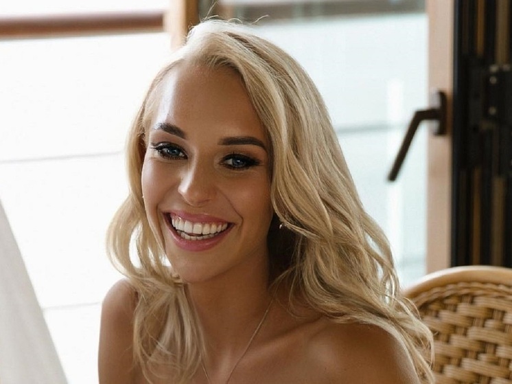 Российская художественная гимнастка Яна Кудрявцева поделилась ярким снимком, сделанным на отдыхе. Мама двух дочерей сделала элемент, доступный только очень гибким и сильным девушкам.