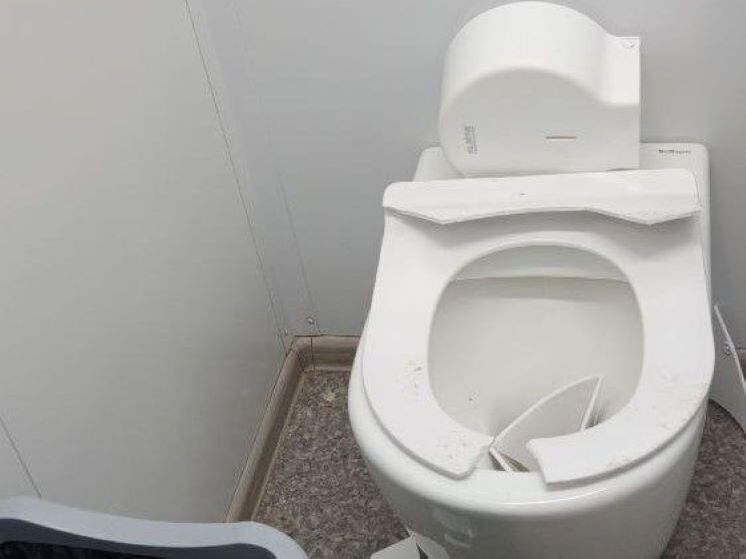 На Спасской площади в Кирове вновь пострадал модульный туалет