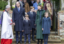 За высокими стенами любимой рождественской резиденции британской королевской семьи Сандрингема, праздник проходит с уникальным сочетанием роскоши, домашнего уюта и весёлых, а иногда и неожиданных, традиций — от шуточных подарков до игр в пивной пин-понг