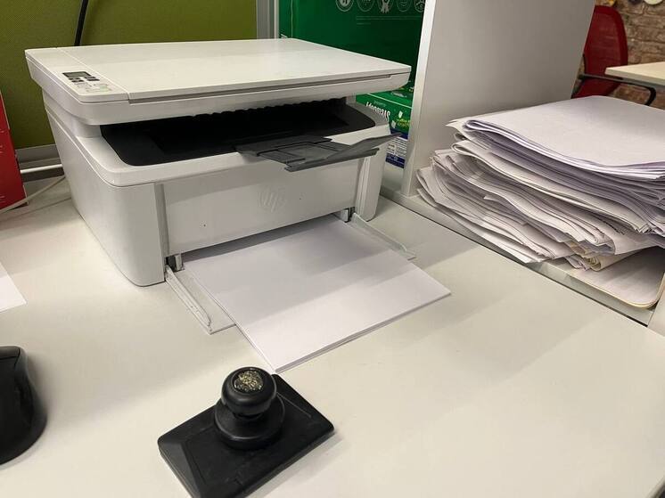 Целый день за компьютером, а к вечеру спина ноет, голова не соображает, а сил хватает только добраться до дивана. Небольшая разминка прямо на рабочем месте, конечно, помогает. Она снимает зажимы в шее и плечах, прогоняет сонливость, но по-настоящему заменить спортзал или пробежку она не сможет.