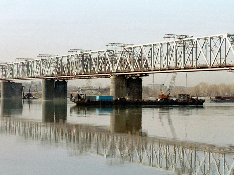 В Новосибирске девушка упала с моста и сломала ногу