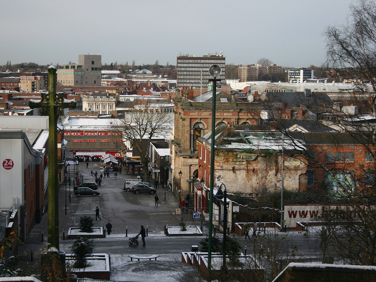 Мощный пожар охватил пищевое предприятие в Великобритании