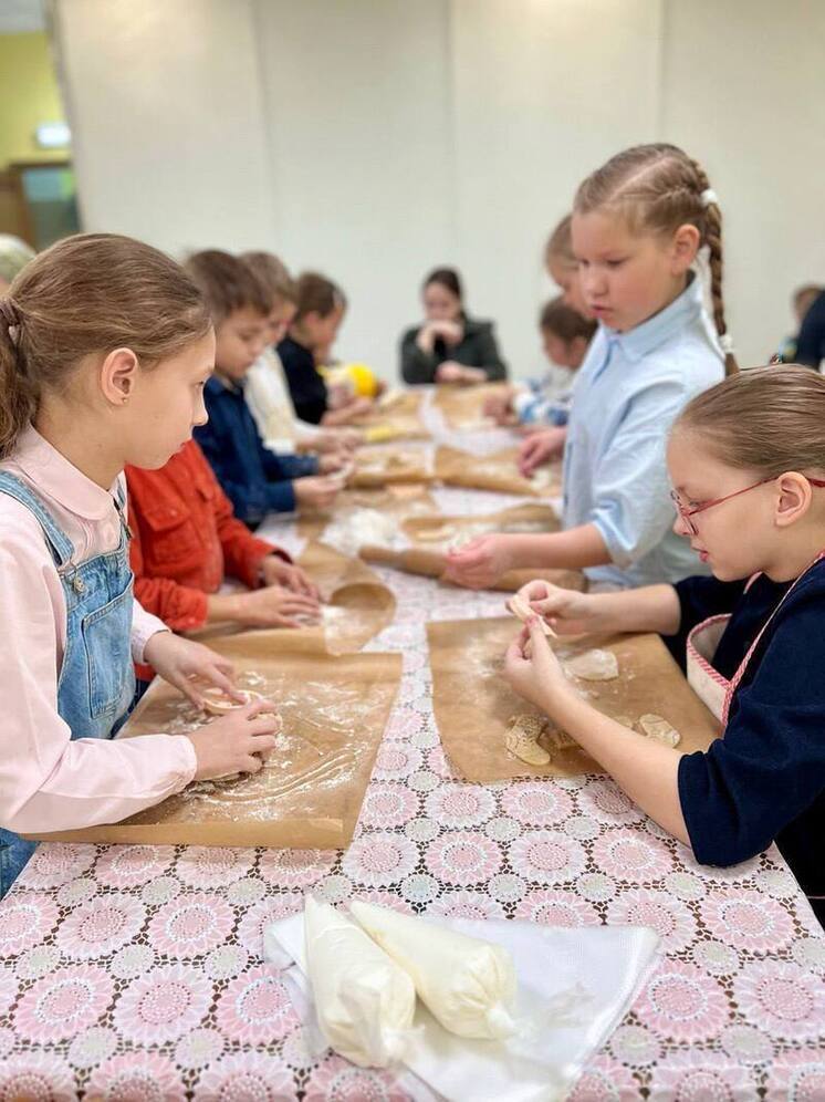 Ямальские дети испекли пряники для благотворительной ярмарки «Светлый ангел»