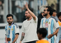 Разноцветное конфетти осыпало Лионеля Месси, когда он завершил свой стремительный тур по четырем городам Индии, появившись в понедельник на стадионе «Арун Джайтли» в Нью-Дели