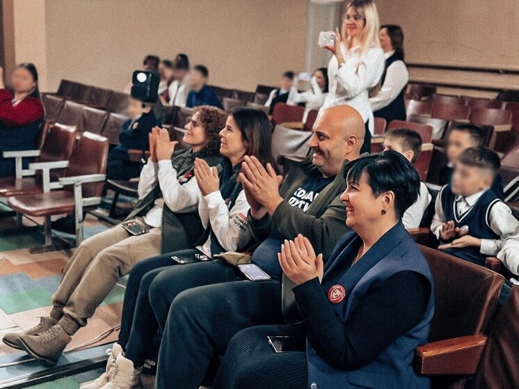 Необходимое для учебного процесса передали в донецкую гимназию №122 благодаря депутату ЗСК Горюханову