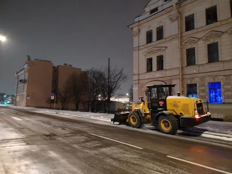 Коммунальщики Петербурга усилили уборку улиц после снегопада