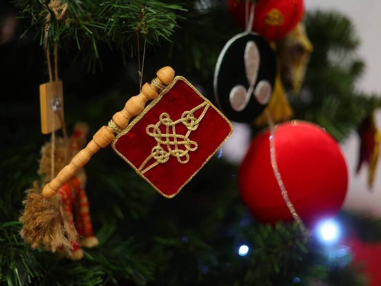 В Адыгее для детей к Новому году подготовили подарки, ёлки и конкурсы