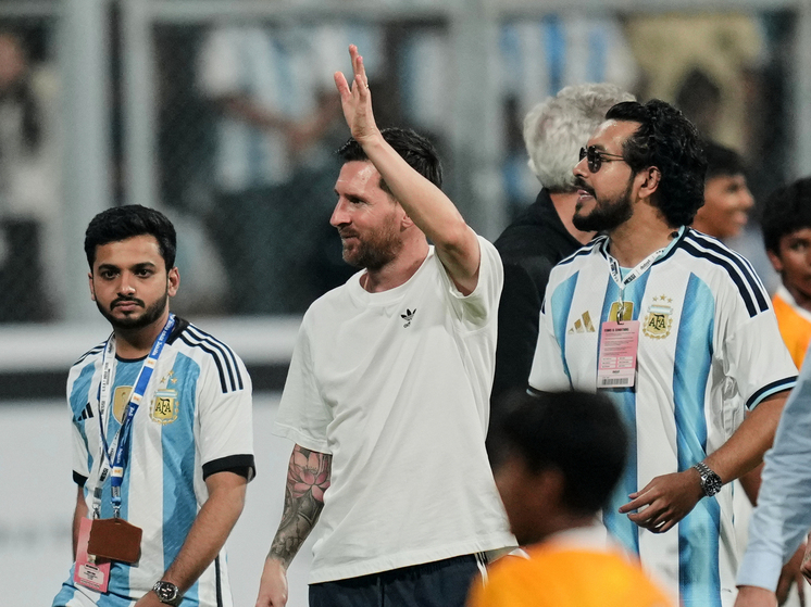 Разноцветное конфетти осыпало Лионеля Месси, когда он завершил свой стремительный тур по четырем городам Индии, появившись в понедельник на стадионе «Арун Джайтли» в Нью-Дели