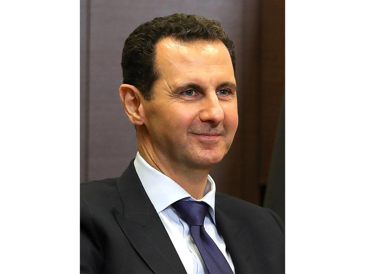 Британская газета The Guardian предположила, что бывший сирийский президент Башар Асад решил тряхнуть стариной в Москве, где он сейчас живет, вспомнил свою прежнюю профессию офтальмолога и пошел на переквалификацию