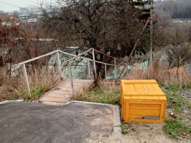 В Курске на опасных спусках появились пункты оперативной обработки песком