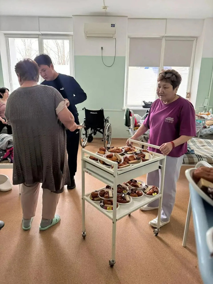 В Калмыкии сотрудники республиканской больницы поздравили пациентов с праздником Зул