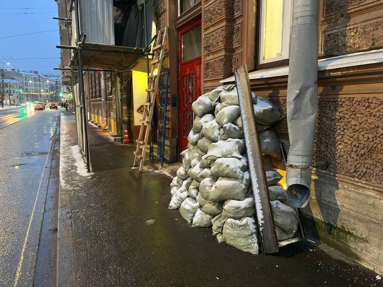 У дома на набережной реки Карповки обнаружили «склад» стройматериалов