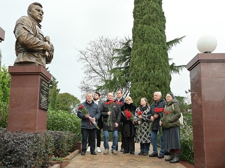 В Сочи к бюсту Бориса Максудова возложили цветы в память о погибших журналистах