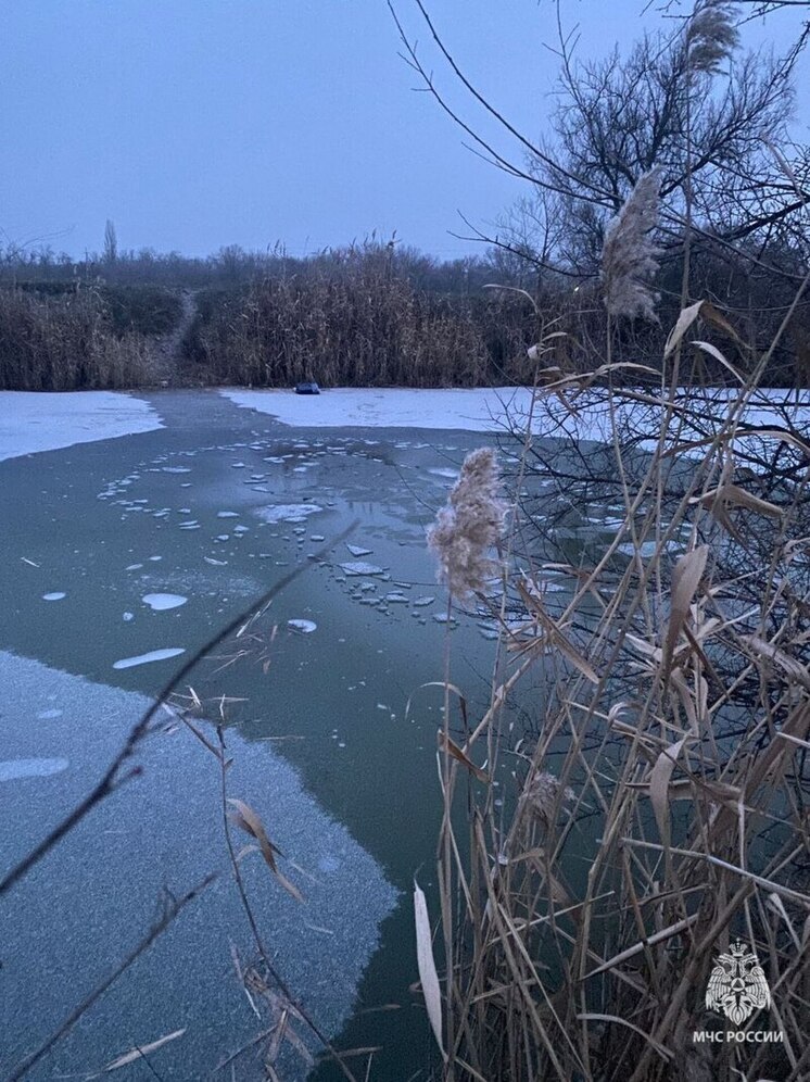 В Ростовской области двое детей провалились под лед, один погиб