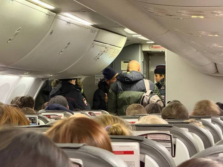 Рейс из Калининграда в Петербург задержали из-за буйного пассажира