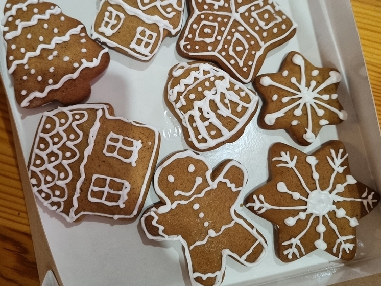 Новгородские теплоэнергетики расписали для бойцов СВО новогодние пряники