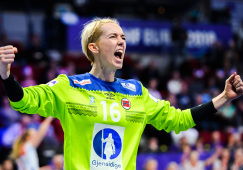 Легенда женского гандбола завершила карьеру в сборной, завоевав еще одно золото в 45 лет: фото Катрин Лунде