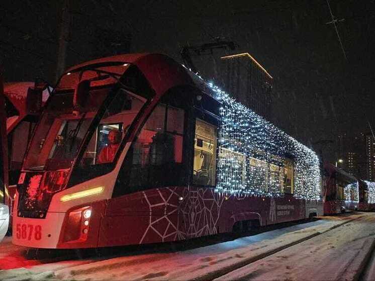 На улицы Перми вышли новогодние трамваи