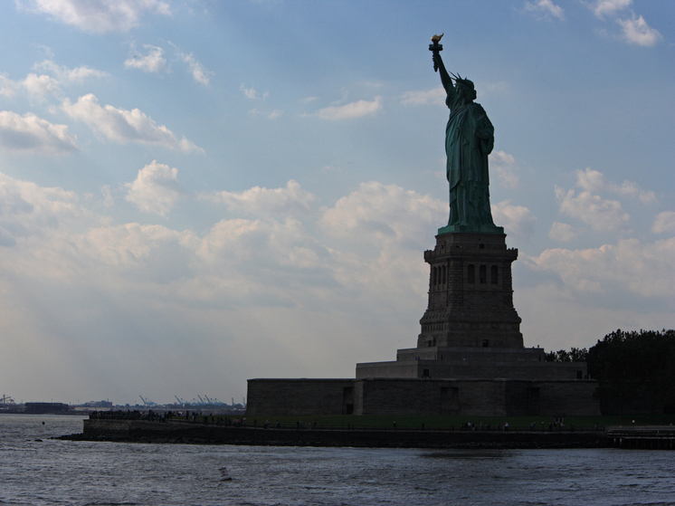 В Бразилии копия Статуи Свободы рухнула из-за сильного ветра