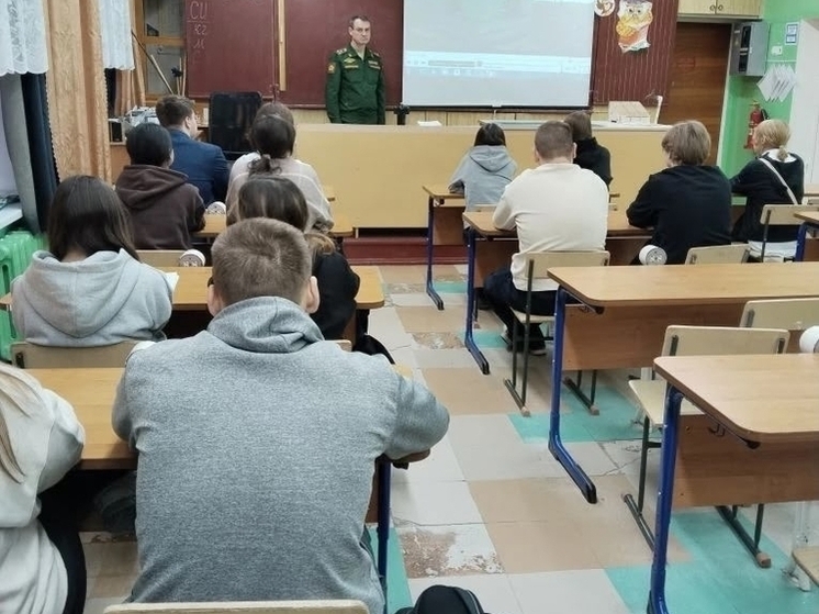 Школьники Серпухова встретились с полковником