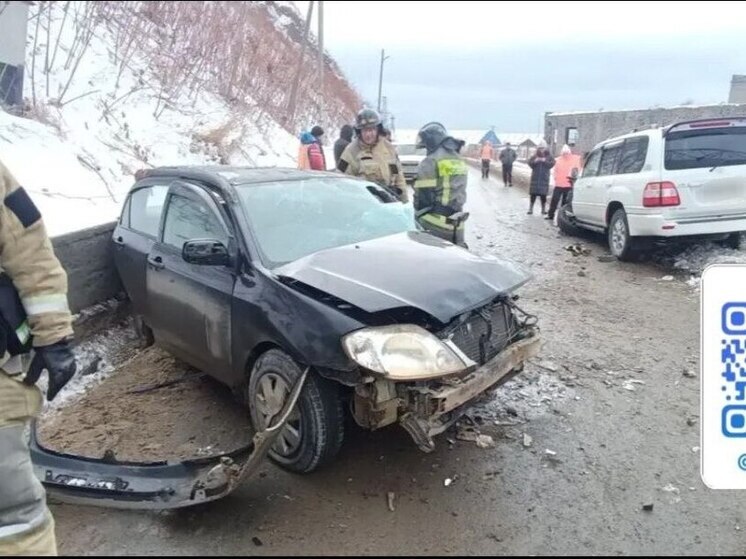 В Холмске иномарка вылетела на встречку: два человека пострадали