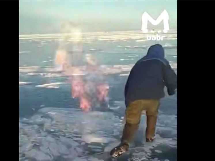 Загорелся освобожденный дремлющий метан на льду озера Байкал